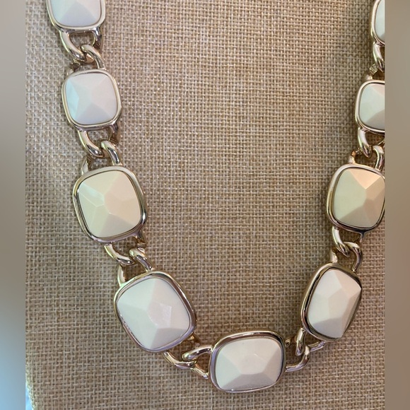 Banana‎ Republic Cream Colored Statement Necklace Toggle Clasp - Picture 8 of 8
